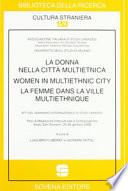 Femme dans la ville multiethnique