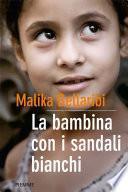 La bambina con i sandali bianchi