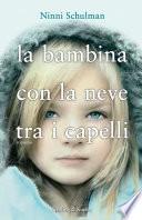 La bambina con la neve tra i capelli