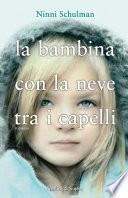 La bambina con la neve tra i capelli