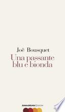 Una passante blu e bionda